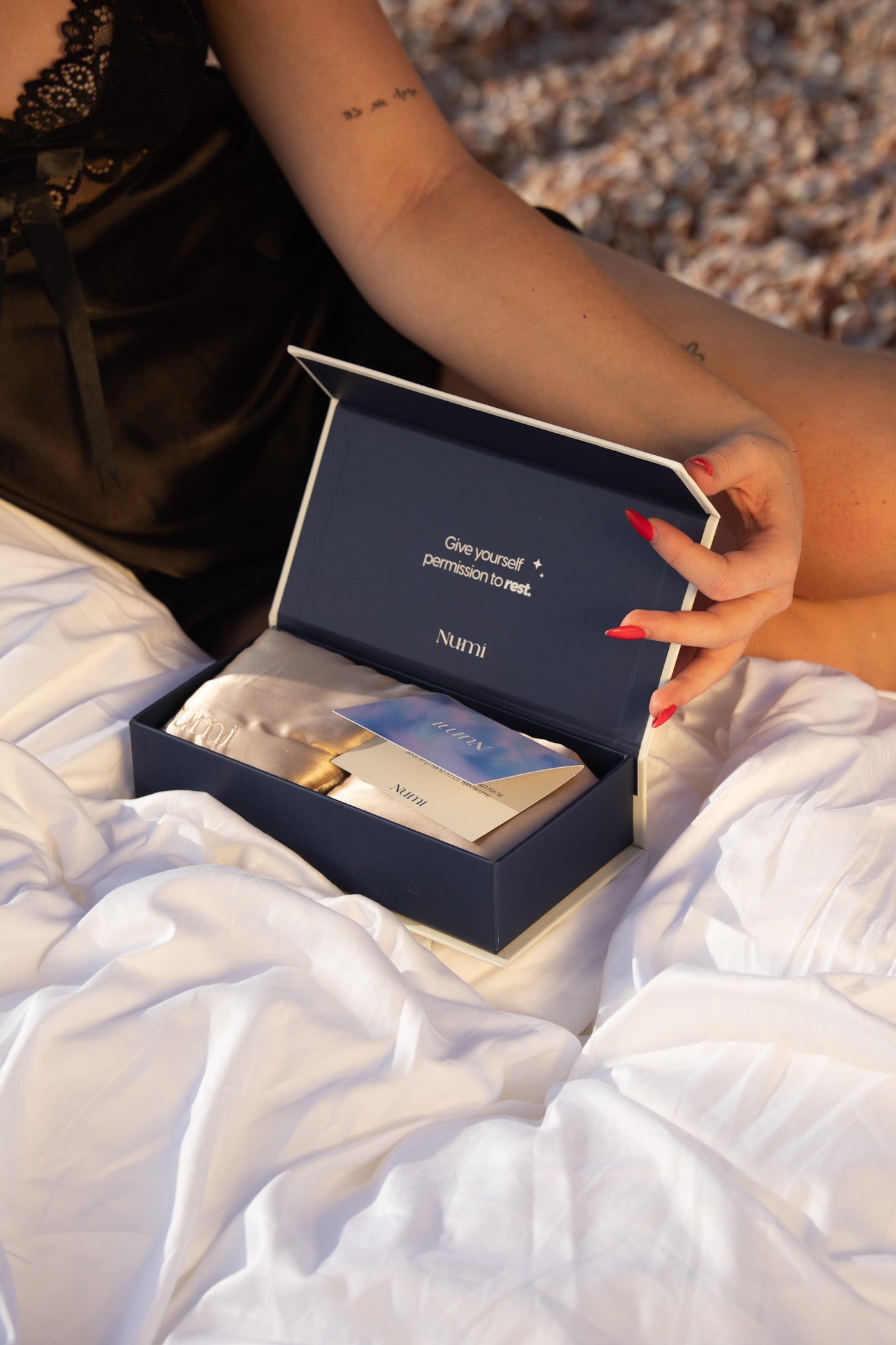 Numi ™ - 100% Silk Nomi mask enriched in June silver and hyaluronic acid