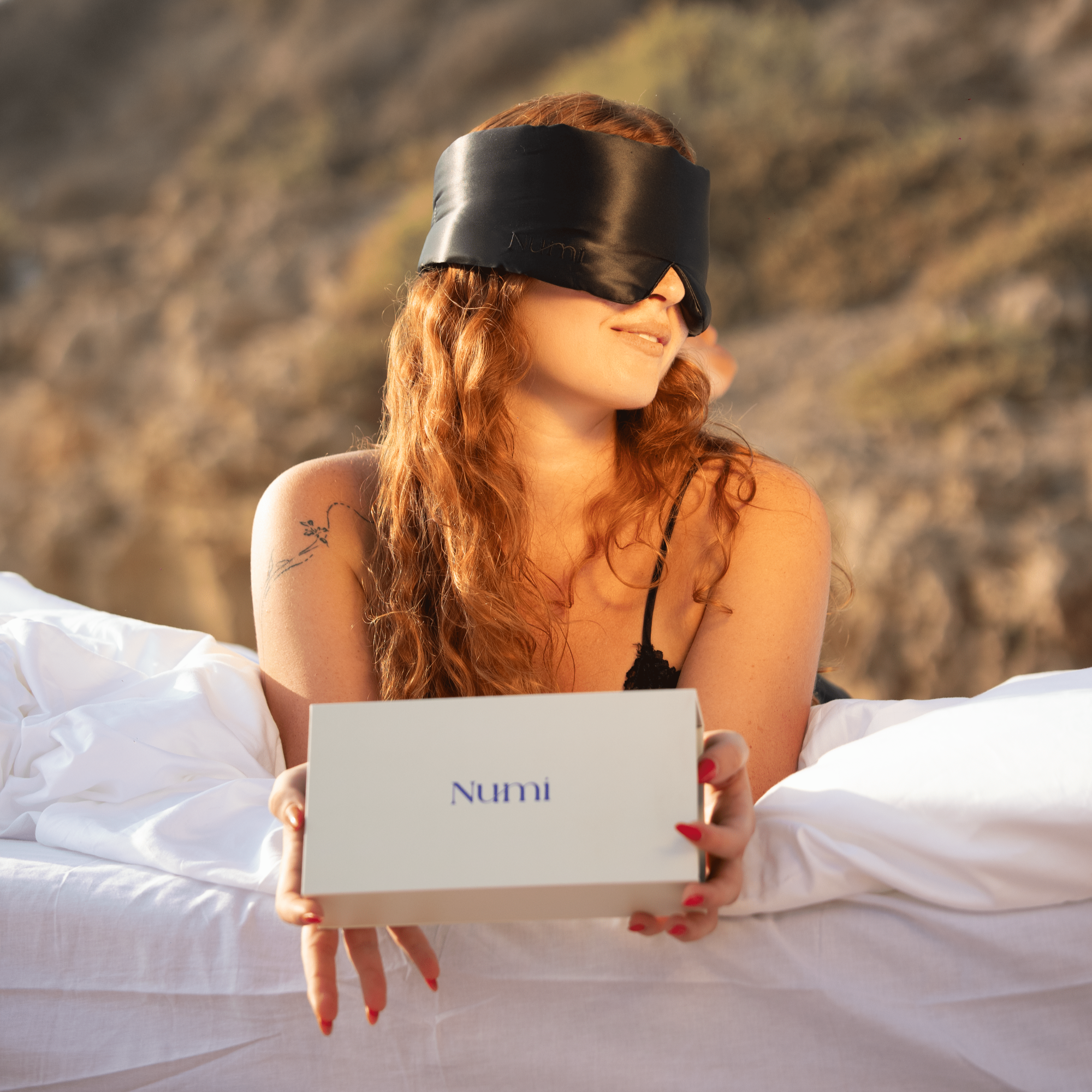 Numi ™ - 100% Silk Nomi mask enriched in June silver and hyaluronic acid